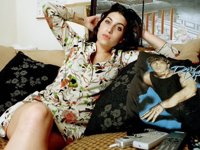 Эми Уайнхаус на диване