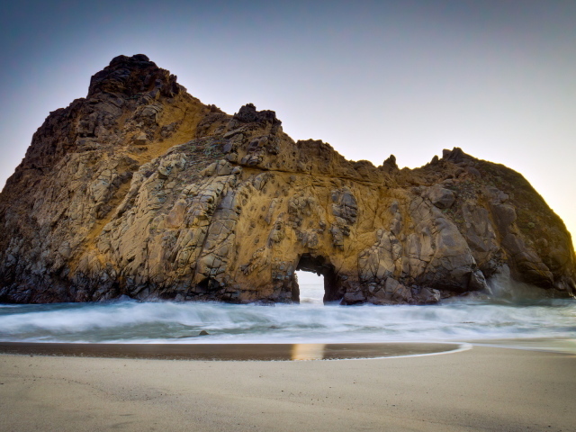 Скалы на берегу