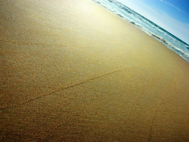 Гладкий песок у моря
