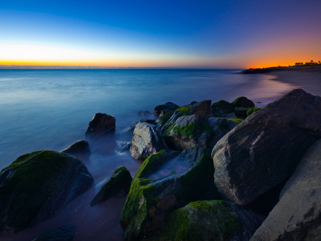 Камни на пляже