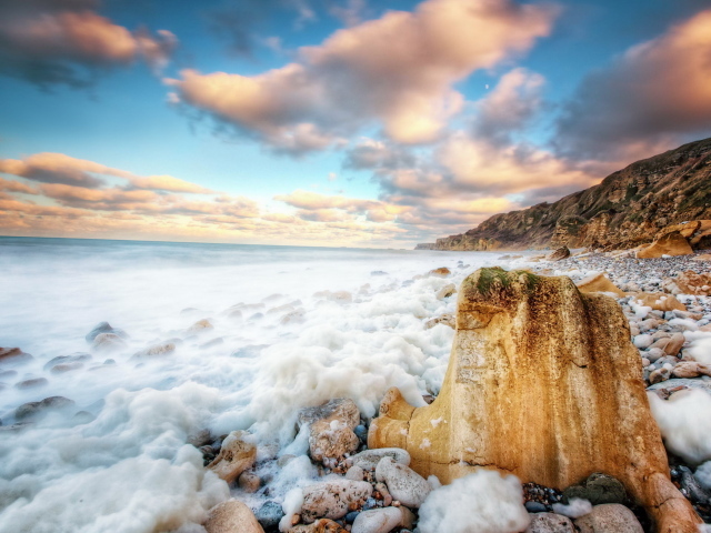 Камни на пляже