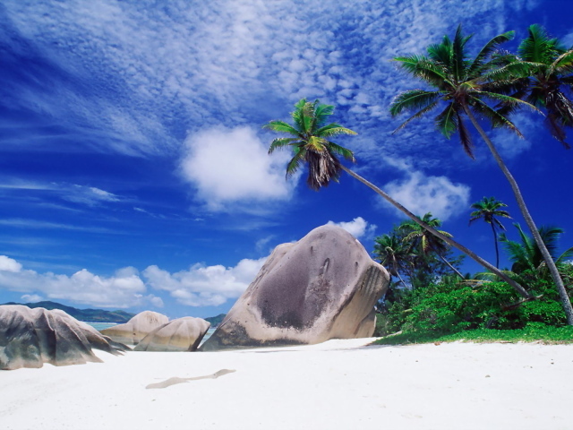 Камни на белом песке