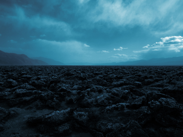 Синее небо над камнями