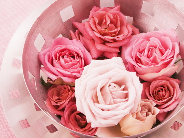 Бутоны роз в вазе