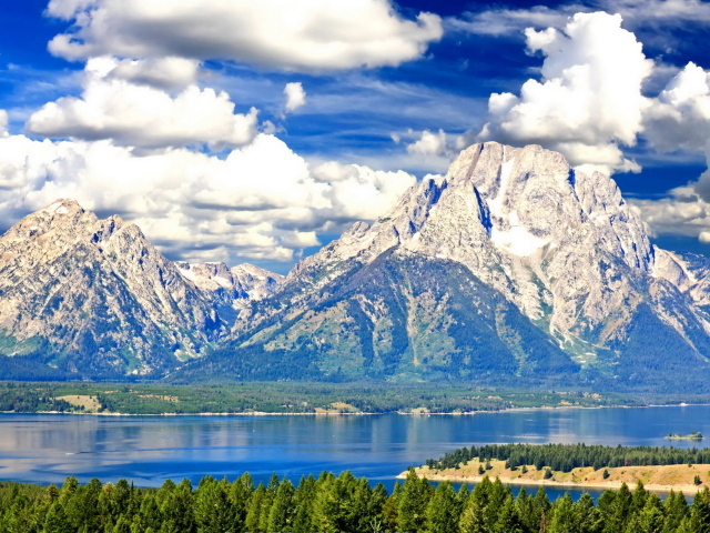 Воздушный шар среди гор