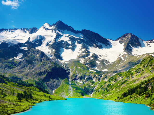 Голубое озеро в горах