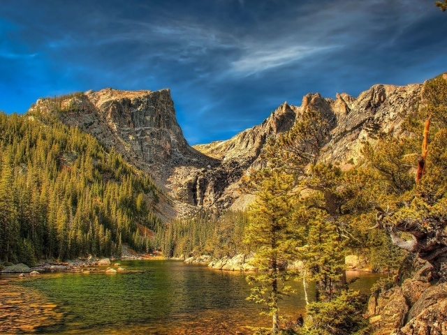 Озеро и горы