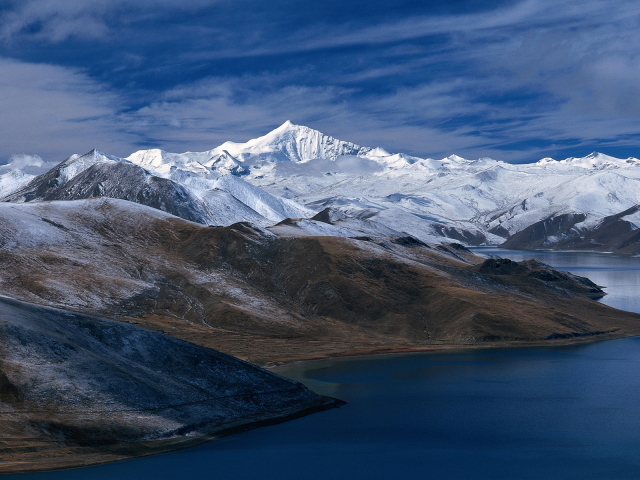 Озеро среди гор