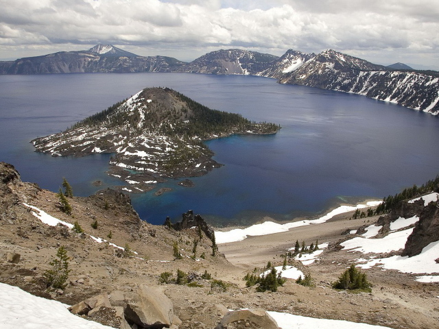 Озеро среди гор