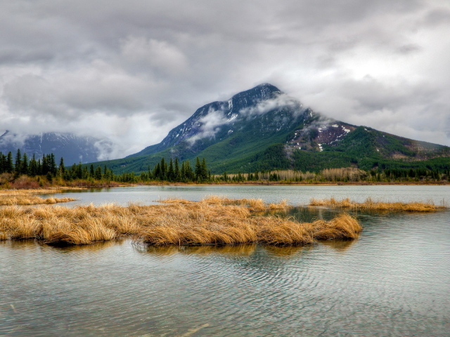 Горные вершины в облаках