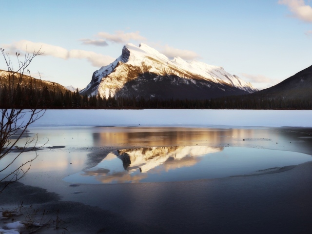 Горы и озеро