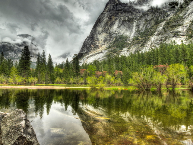 Горы и озеро