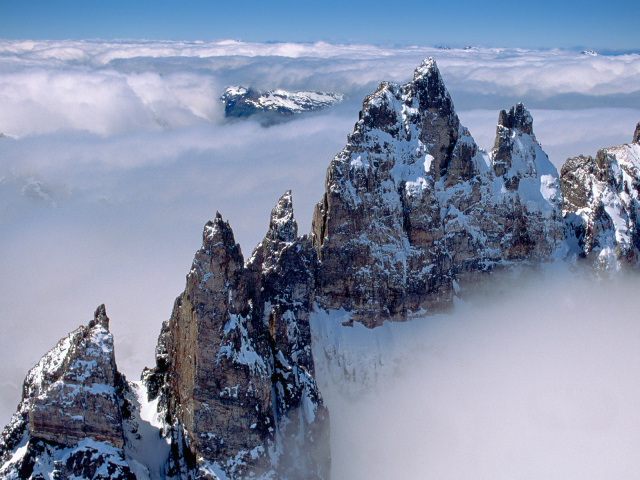 Скалы над облаками