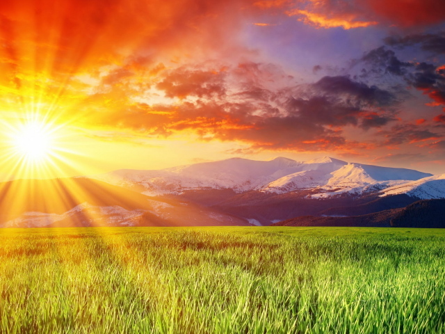 Заснеженные горы на горизонте