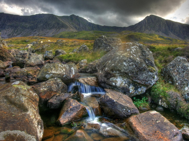 Ручей среди камней