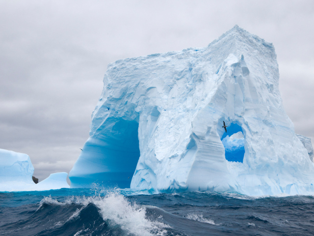 Айсберг в море