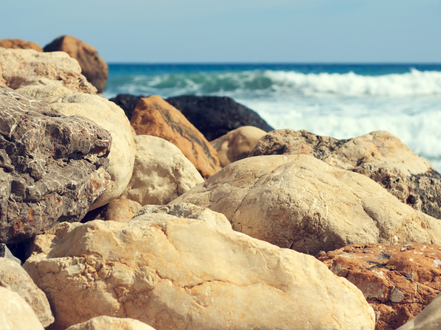 Прибрежные камни