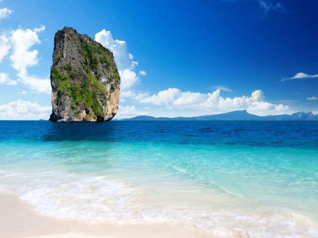 Огромный камень в море