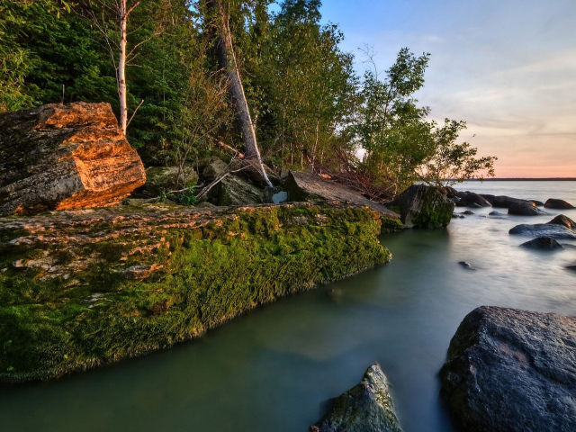 Озеро, лес, камни