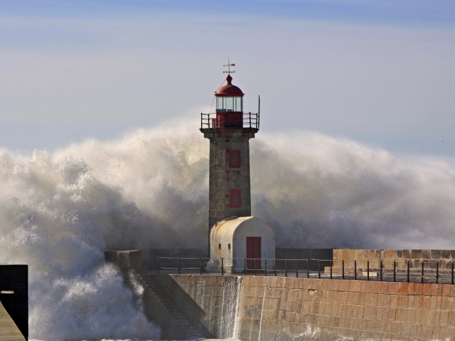 Маяк и волны