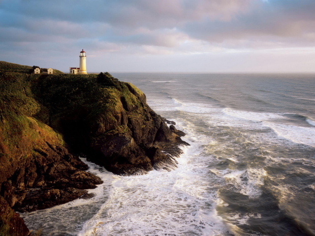 Маяк на берегу