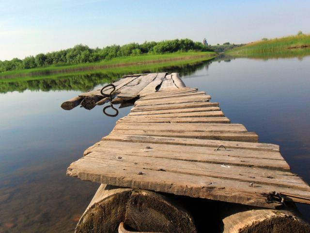 Плот на озере