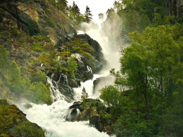 Стремительная горная речка