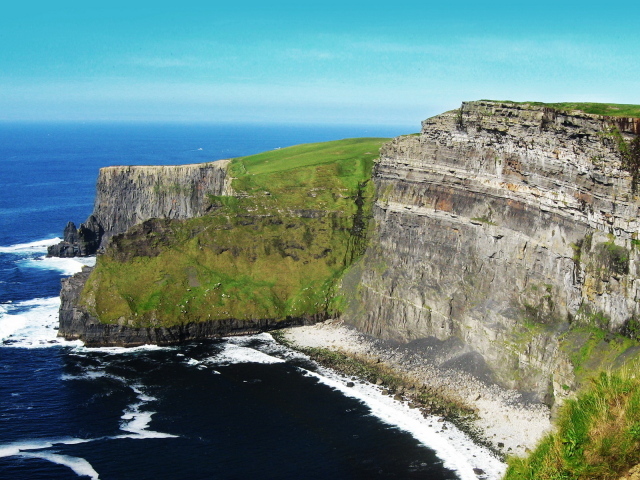 Скалы на берегу