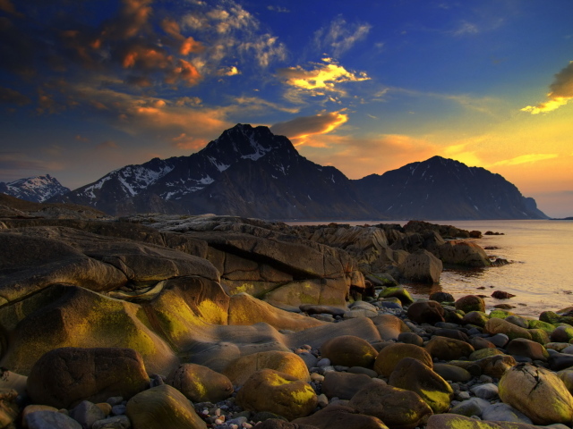 Скалы на берегу