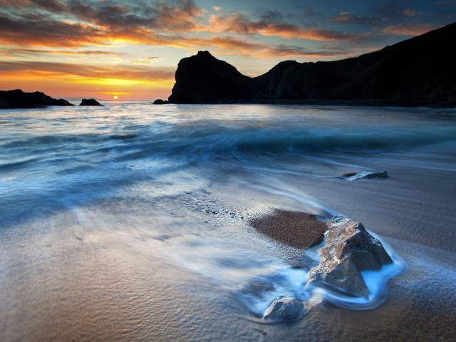 Песчаный берег на закате