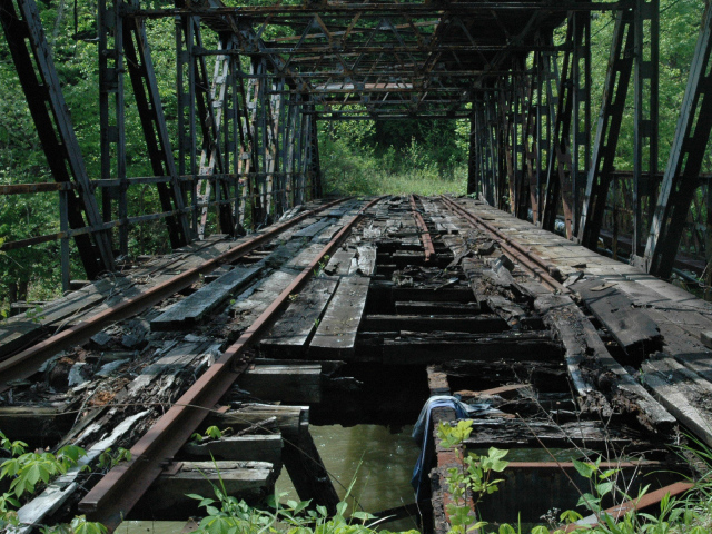 Разрушенная железная дорога