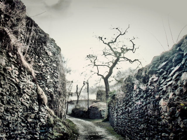 Дорожка между стен