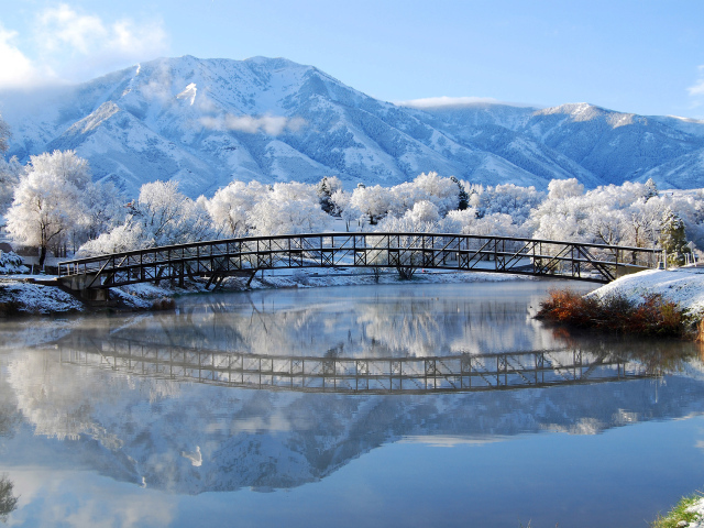 Мост над зимней рекой
