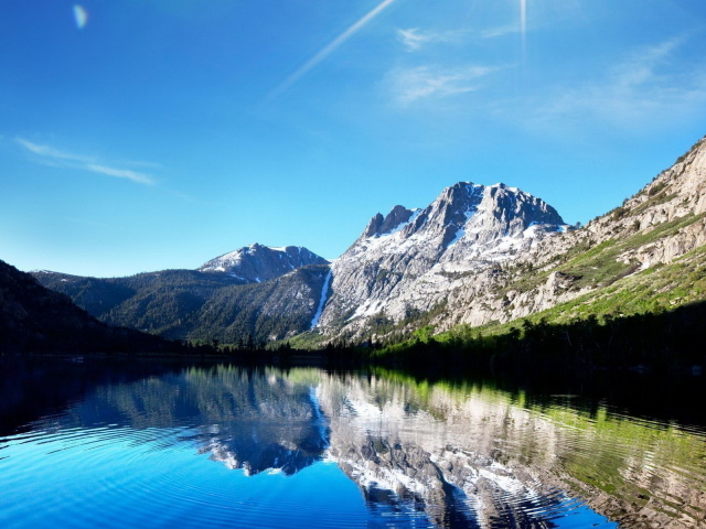 Озеро среди гор