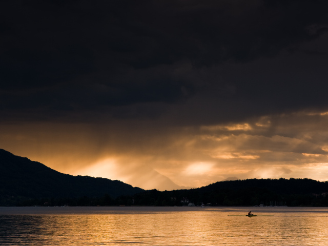 Закат на озере