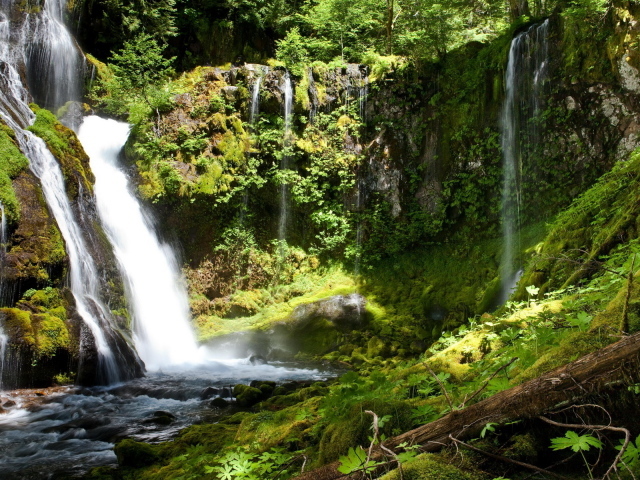 Водопад среди камней