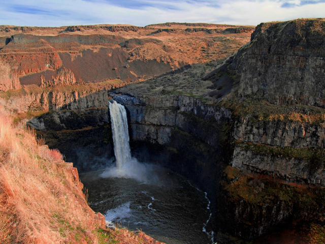 Водопад в каньоне