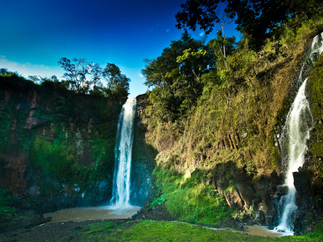 Небольшой водопад