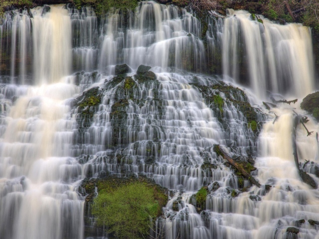 Красивый водопад