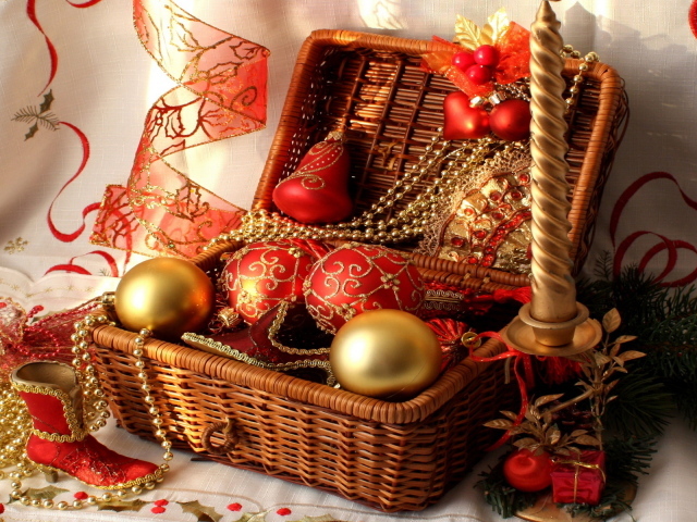 Корзинка с игрушками