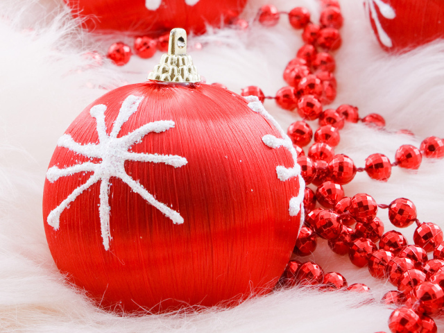 Праздничные игрушки