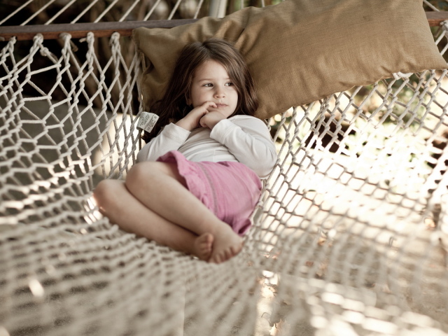 Девочка на гамаке