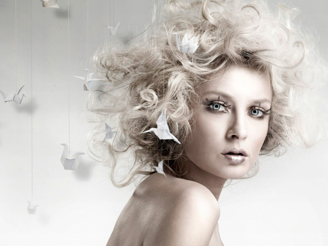 Девушка и птички