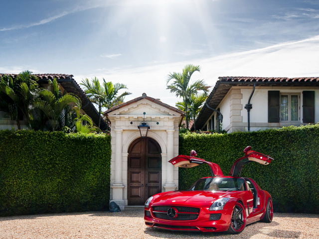 Красный Mercedes Benz SLS