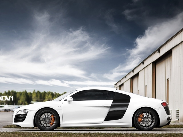 суперкар Audi R8 V10