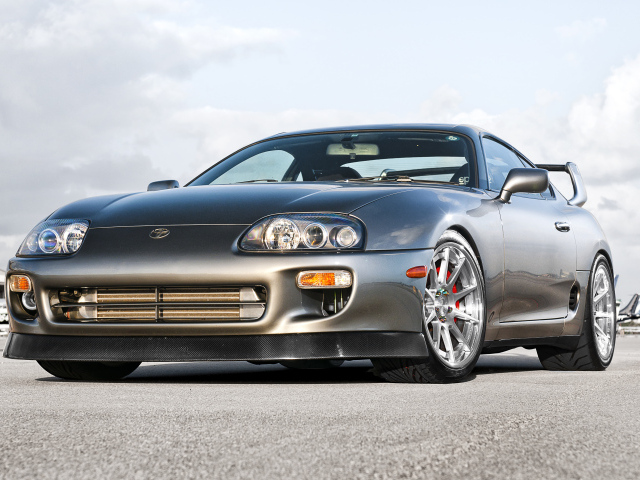 Серебристая Toyota Supra