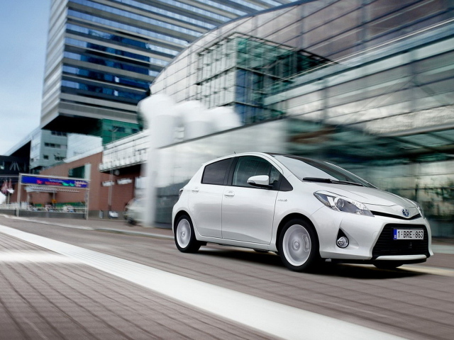 Toyota Yaris Hybrid 2013