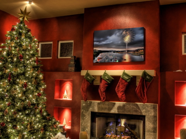 Елка у камина