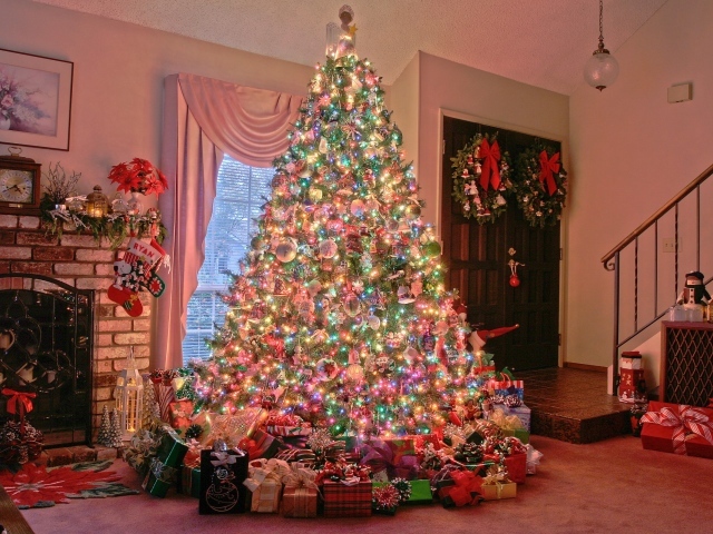 Рождественская елка с подарками
