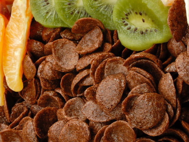 Шоколадные хлопья и фрукты